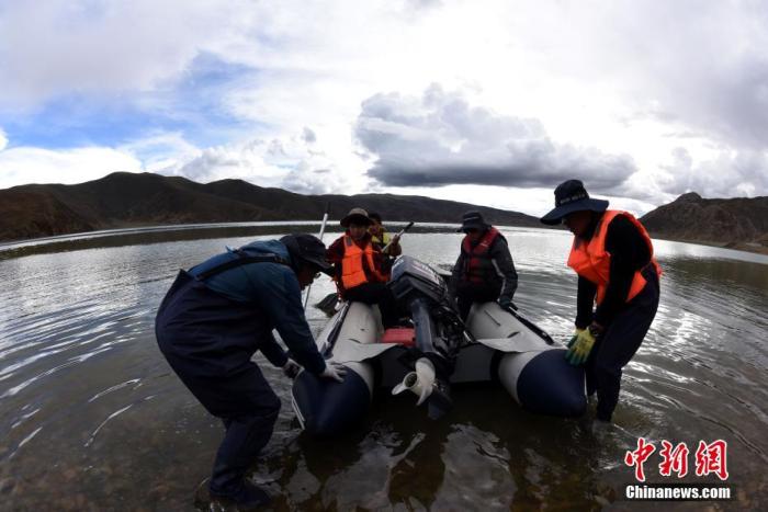 圖為科考隊員準備乘快艇前往浪錯湖中心開展科考作業(yè)。 <a target='_blank' ><p  align=