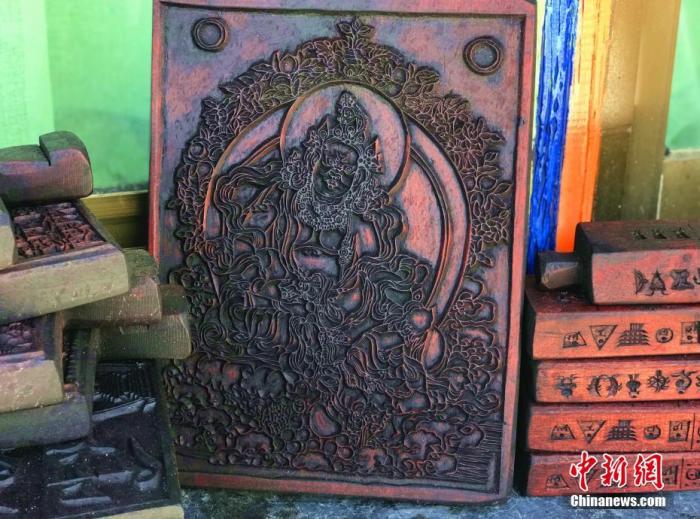 圖為普松雕刻技藝傳承人嘎瑪曲扎創(chuàng)作的雕刻作品。 <a target='_blank' ><p  align=