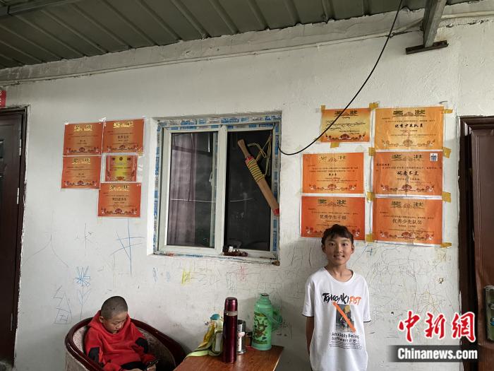 周勁名的大女兒和她獲得的獎(jiǎng)狀。彭寧鈴 攝