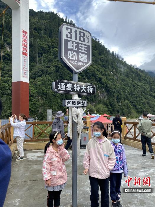 游人在通麥特大橋拍照打卡。彭寧鈴 攝
