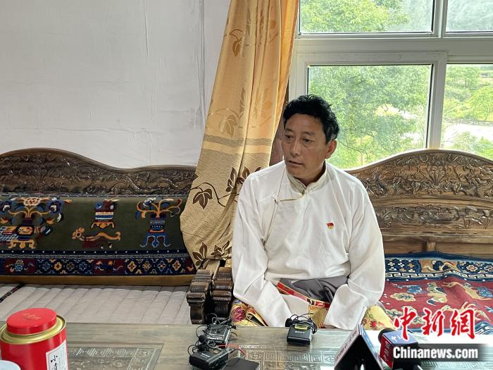 巴卡村黨支部書(shū)記、村委會(huì)主任尼瑪次仁。周璟 攝