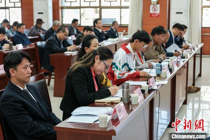 圖為8月10日座談會(huì)現(xiàn)場(chǎng)，左一為歸國(guó)定居藏胞晉美次旦。　江飛波 攝