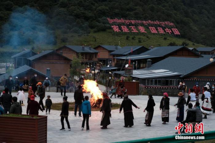 圖為8月5日，玉麥鄉(xiāng)民眾在鄉(xiāng)里跳鍋莊舞，從前的“三人鄉(xiāng)”熱鬧起來了。 <a target='_blank' ></p><p  align=