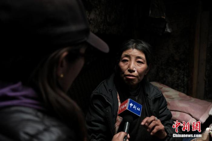 圖為8月6日，卓嘎在牧場小屋內(nèi)接受<a target='_blank' ></p><p  align=
