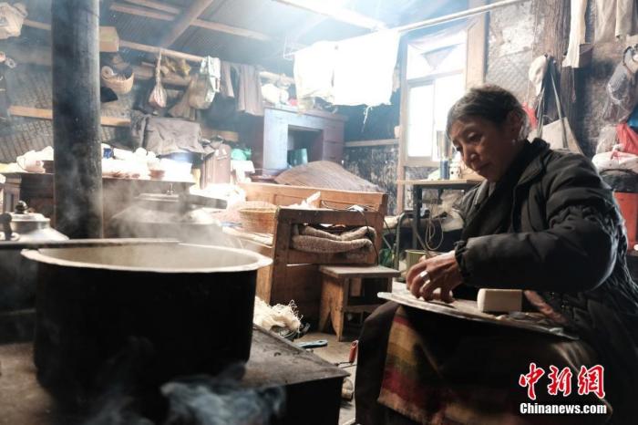 圖為8月6日，60歲的卓嘎在玉麥鄉(xiāng)牧場放牧點(diǎn)制作奶渣。 <a target='_blank' ></p><p  align=