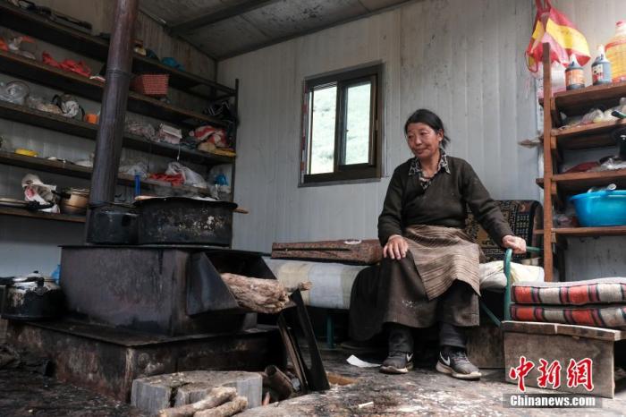 圖為8月6日，“玉麥姐妹”央宗在自家牧場放牧點(diǎn)的小屋里，她傳承了父親的生活習(xí)慣，喜歡待在牧場。 <a target='_blank' ></p><p  align=