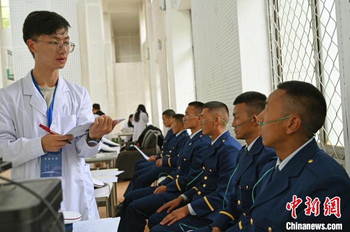 圖為研究團(tuán)隊(duì)成員登記消防員信息?！≮w朗 攝