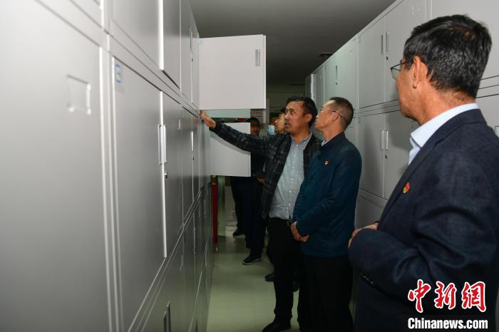 圖為參加西藏三大重點文物保護維修工程檔案移交進館儀式人員參觀拉薩市檔案館?！∝暩聛硭?攝