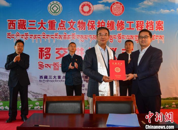 圖為西藏三大重點文物保護維修工程檔案移交進館儀式現(xiàn)場?！∝暩聛硭?攝