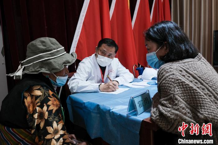 北京大學(xué)第一醫(yī)院教授、主任醫(yī)師霍勇在義診現(xiàn)場接診。　江飛波 攝