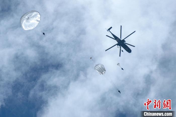 圖為傘降女兵在空中開傘。　王述東 攝