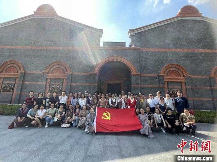 參觀中共一大、二大會址，學(xué)員們回顧了中國共產(chǎn)黨百年大黨的革命歷程。　華東師大供圖