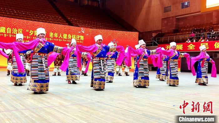 圖為西藏老年舞蹈隊(duì)伍齊跳傳統(tǒng)鍋莊舞?！∝暽＠?攝