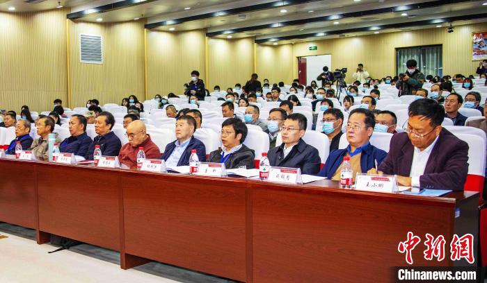 圖為與會(huì)專家學(xué)者聽會(huì)?！钪覍?攝
