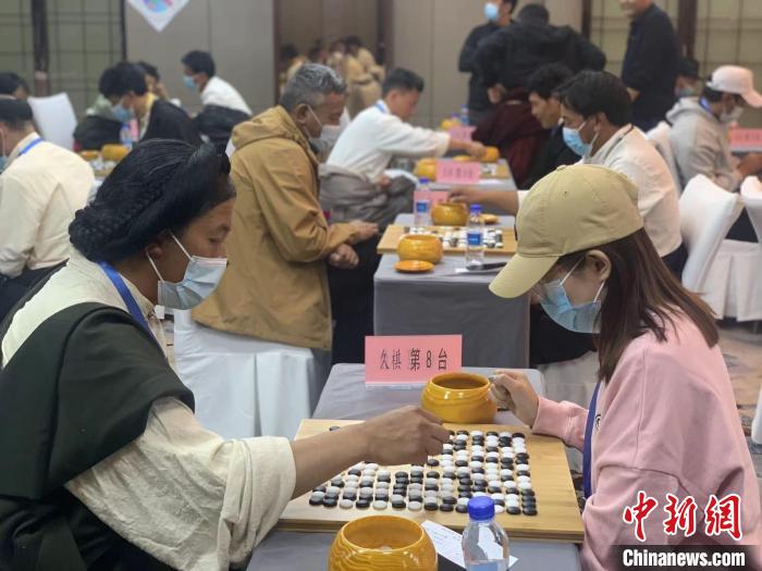 圖為參賽選手正在進(jìn)行藏棋對(duì)弈?！≈x牧 攝