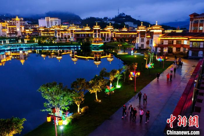 圖為2021年5月18日，西藏自治區(qū)墨脫縣城入夜，昔日的“高原孤島”如今面貌一新?！〗w波 攝