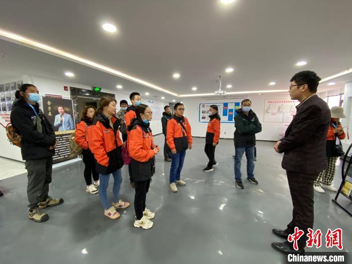 圖為2021瀾湄萬里行中外媒體在昌都新區(qū)采訪?！±罱瓕?攝