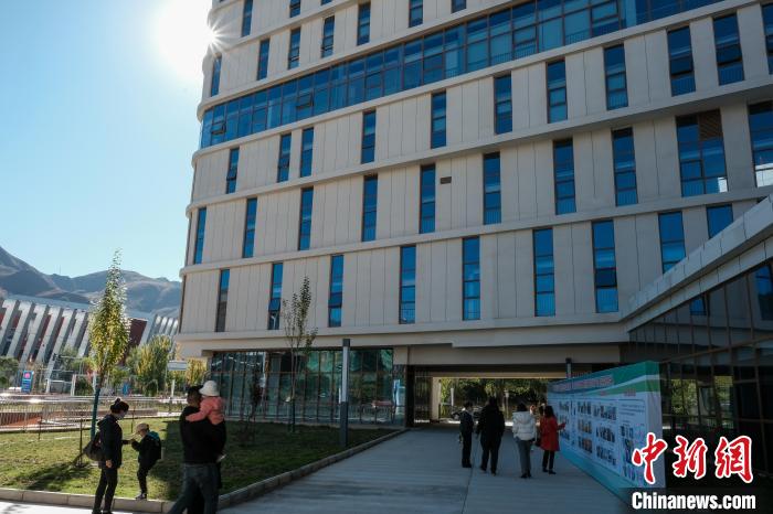 因疫情防控需要，此次義診活動進(jìn)行了人數(shù)限定。圖為西藏民眾帶著孩子到醫(yī)院就診?！〗w波 攝