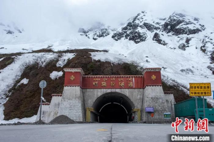 墨脫公路控制性工程——嘎隆拉隧道。上方為嘎隆拉雪山，曾是進(jìn)入墨脫最大的“攔路虎”。