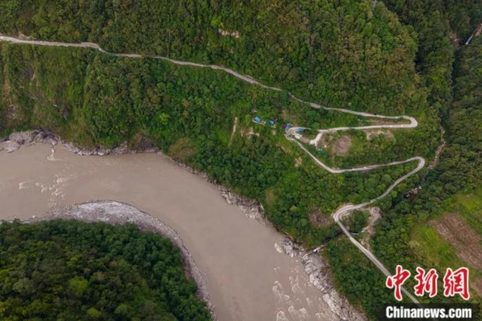 雅魯藏布江一側(cè)的墨脫公路。