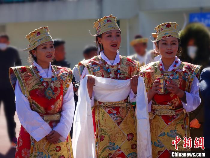 圖為身著節(jié)日盛裝的藏族姑娘?！∪轿木?攝