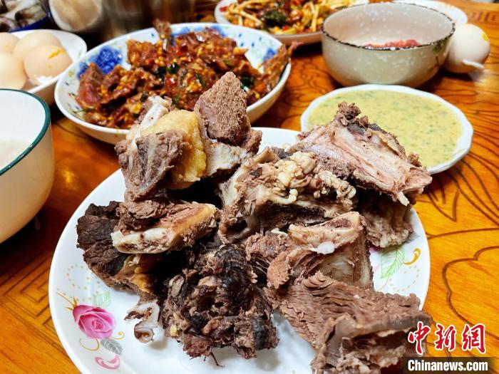 圖為除夕之夜的大餐?！∪轿木?攝