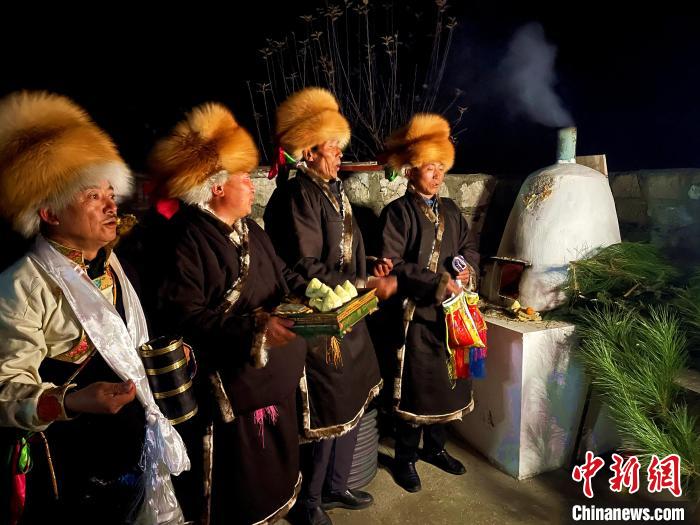 圖為除夕之夜進(jìn)行的驅(qū)鬼儀式。　冉文娟 攝