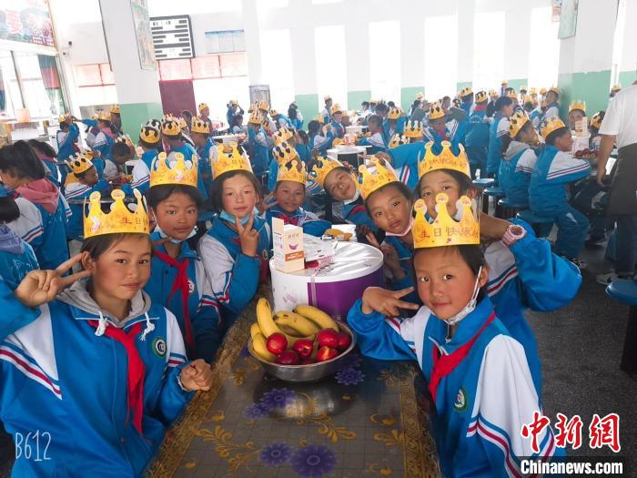 圖為加查縣安繞鎮(zhèn)小學學生集體過六一兒童節(jié)。　安繞鎮(zhèn)小學供圖