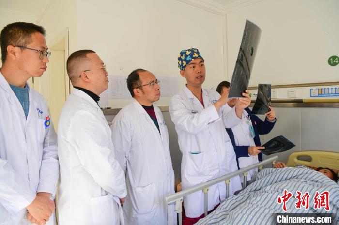 圖為醫(yī)療援藏專家何蔚(站右二)與馮敬云(左二)、廖濤(左三)等人討論患者病情。(資料圖) 貢嘎來松 攝