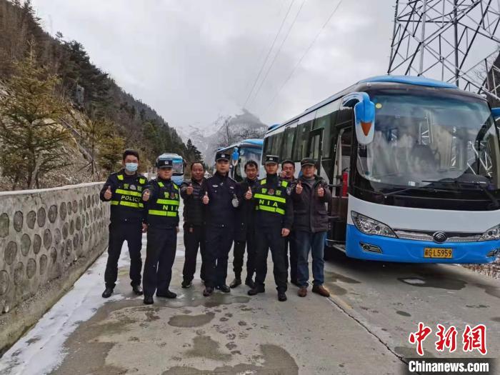 救援成功后，司機(jī)們與邊境派出所民警合影。　李建峰 攝