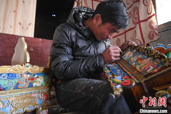 圖為拉薩手藝人制作年貨“切瑪盒”?！∝暩聛硭?攝