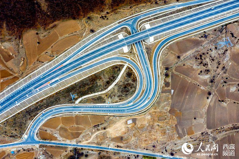 拉林高等級(jí)公路。徐馭堯攝