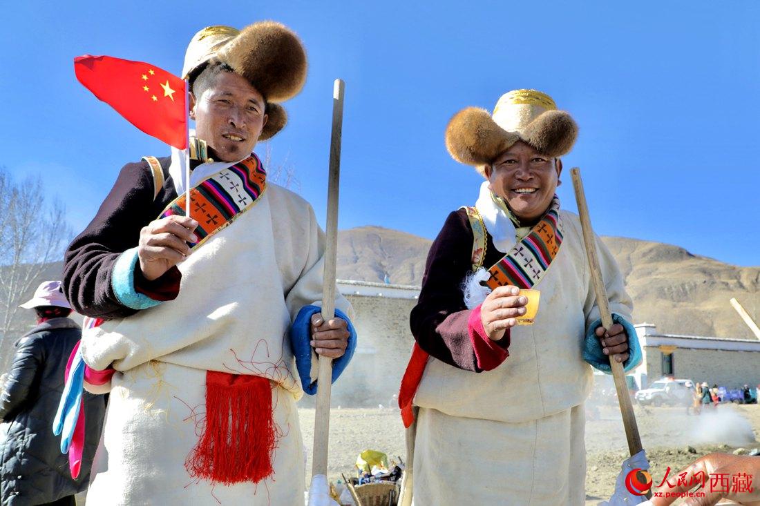 互敬青稞酒，祈福一年的豐收。人民網(wǎng) 次仁羅布攝