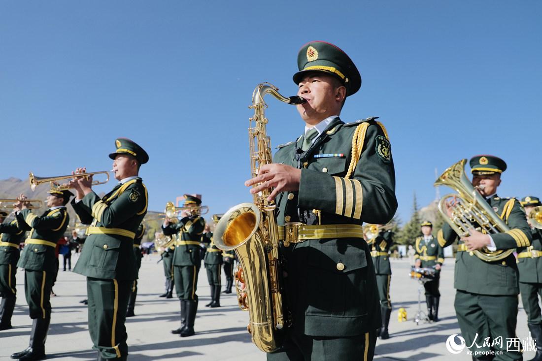 軍區(qū)文工團(tuán)奏響國歌。人民網(wǎng) 次仁羅布攝