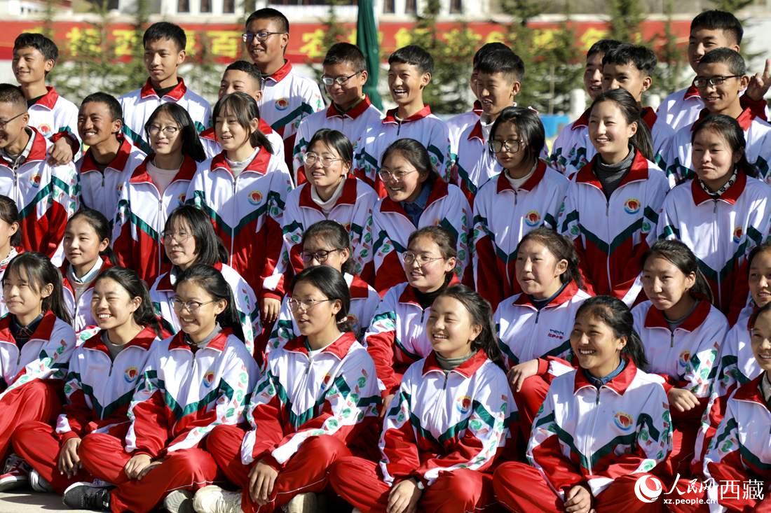 學(xué)生代表們合影留念。人民網(wǎng) 次仁羅布攝
