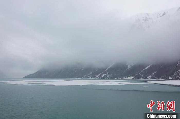 然烏湖春雪飄落?！∪轿木?攝