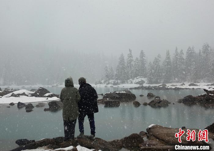游客欣賞雪中然烏湖?！∪轿木?攝