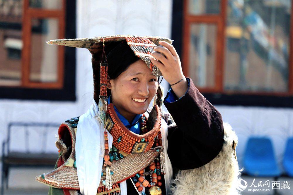 身著“飛天服飾”的普蘭少女。人民網(wǎng) 李海霞攝