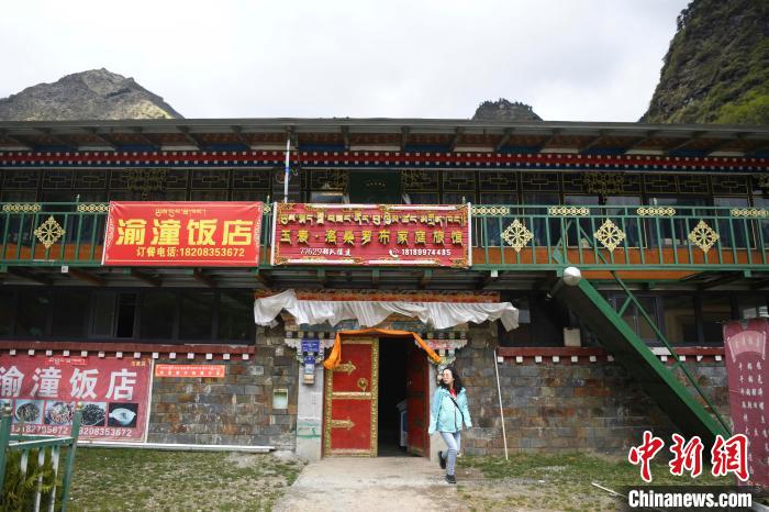 玉麥鄉(xiāng)里修建了飯店與旅館?！钊A峰 攝