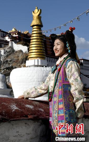 西藏自治區(qū)級(jí)非遺項(xiàng)目——拉薩服飾，圖為舊時(shí)拉薩貴族婦女的裝扮。