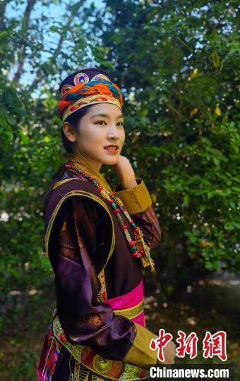 圖為國(guó)家級(jí)非遺項(xiàng)目——林芝工布藏族服飾。　李林 攝