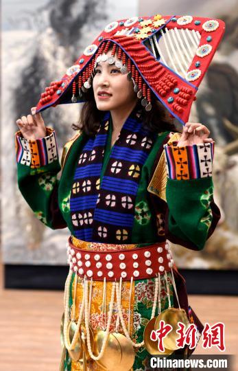 圖為國(guó)家級(jí)非遺項(xiàng)目——西藏那曲申扎縣的巴扎服飾?！±盍?攝