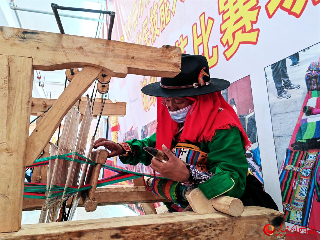 紡織手藝展示。人民網(wǎng) 李海霞攝