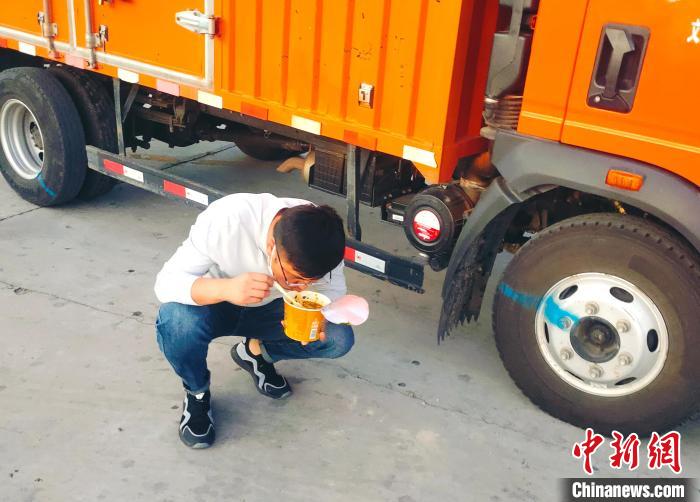 由于沿路疫情原因，閆光宇和朋友只能在服務(wù)區(qū)簡(jiǎn)餐?！∴嵟?攝