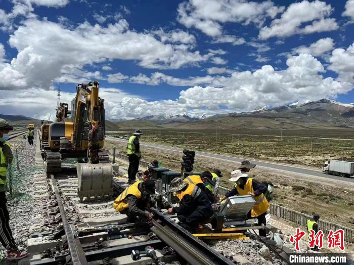 圖為青藏鐵路基礎設施“升級換代”施工現(xiàn)場?！‖F(xiàn)場作業(yè)人員供圖
