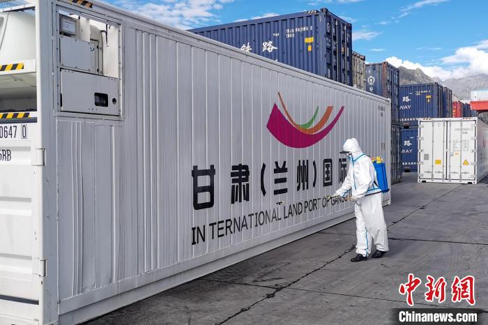 9月9日，甘肅省援助拉薩700噸生活物資“乘冷鏈專列”抵達(dá)拉薩?！F青藏集團(tuán)有限公司拉薩車務(wù)段 供圖