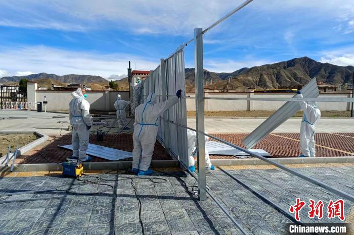 西藏金塔建設(shè)集團(tuán)有限公司職工支援日喀則方艙建設(shè)?！∈茉L者供圖