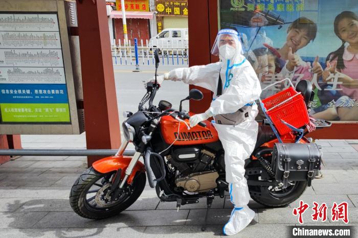 圖為西藏阜康醫(yī)療工作人員騎摩托為居家防疫市民送藥?！∈茉L者供圖