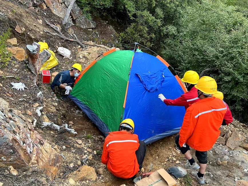 9月15日，電力施工人員正在施工點(diǎn)附近搭建暫居帳篷。白瑪多吉攝