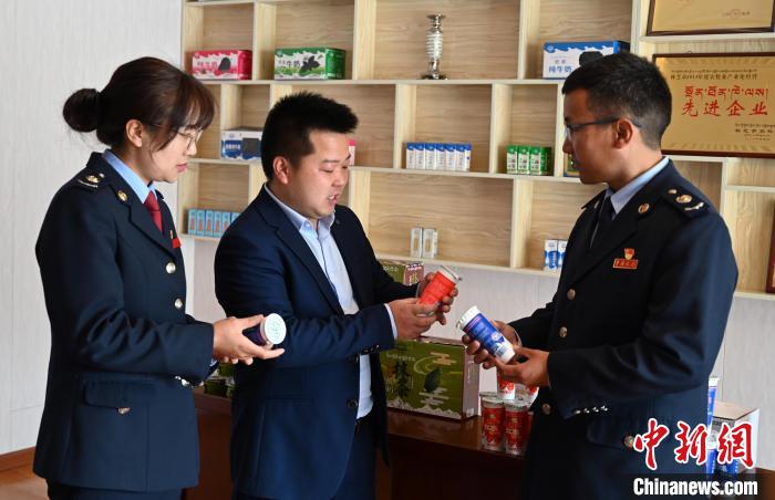 圖為林芝稅務(wù)部門上門了解企業(yè)情況，并宣講稅收政策。資料圖 趙朗 攝